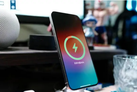 安达苹果15换屏服务分享用什么充电器给iPhone15充电更好 